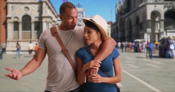 Turistas Negros Mujeres Divierten Mientras Exploran Venecia Italia Pareja Moderna — Vídeos de Stock