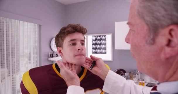スポーツ選手の首を調べて上級医師 — ストック動画