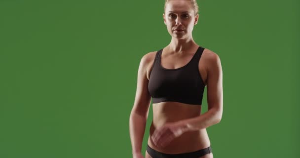 Vážná Běloška Sportovním Oblečení Dívá Kamery Zkříženýma Rukama Zelené Obrazovce — Stock video