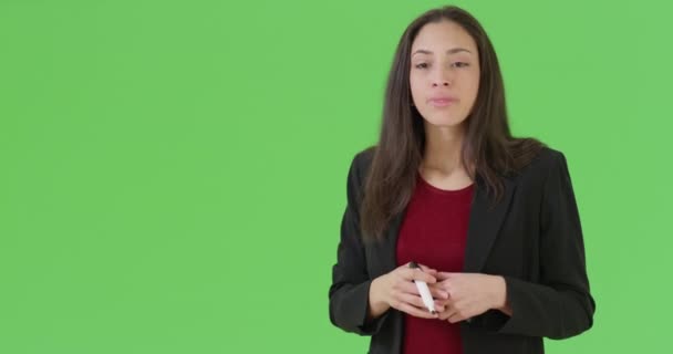 一位西班牙裔女教师在绿色屏幕上向学生解释数学 在绿色屏幕上键入或合成 — 图库视频影像