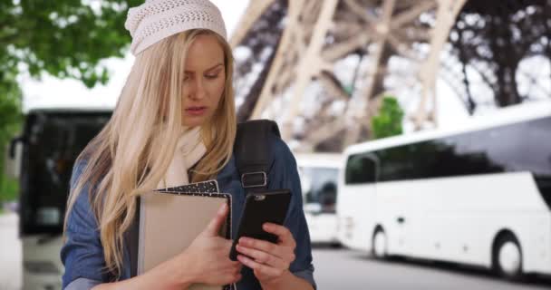 Mujer Universitaria Que Estudia París Francia Busca Direcciones Teléfono Inteligente — Vídeo de stock