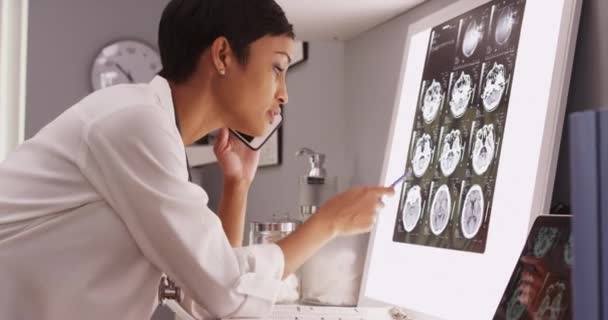 Doctora Profesional Leyendo Radiografías Del Cerebro Por Teléfono — Vídeos de Stock