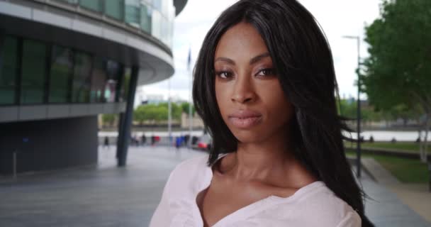 Une Femme Confiante Regarde Caméra Avec Détermination Devant Mairie Londres — Video