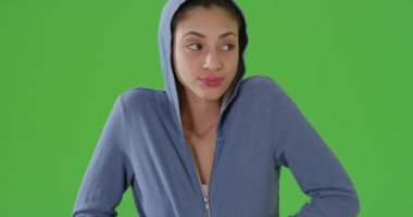 Bin yıllık Latin bir kız yeşil ekranda taksi bekliyor. Anahtar ya da birleşik olmak üzere yeşil ekranda.