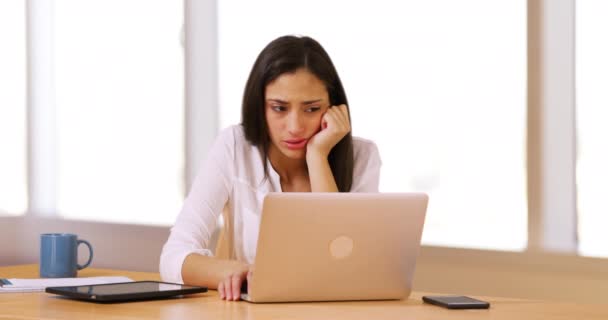 Латиноамериканка Грустит Пользуется Ноутбуком Латиноамериканка Впадает Депрессию Пользуется Компьютером Офисе — стоковое видео