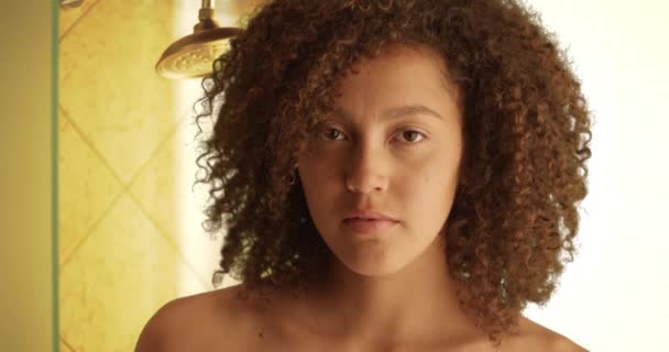 在淋浴间 黑人姑娘摆出姿势要画像 美丽的非裔美国千年妇女在浴室 — 图库视频影像
