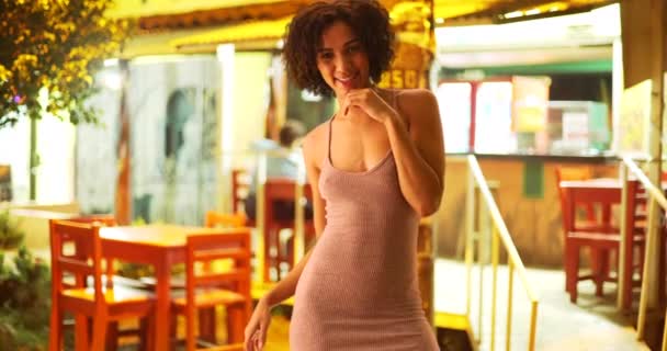 在古巴 一个性感的黑人女人站在餐馆前摆姿势 夜间在户外造型的可爱女人的画像 — 图库视频影像