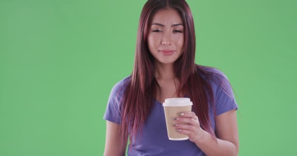 Aziatische Vrouw Staat Een Restaurant Met Koffie Groen Scherm Groen — Stockvideo