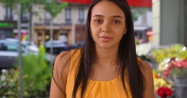 Portret Van Een Mooie Jonge Latijnse Vrouw Buiten Bloemenwinkel Parijs — Stockvideo