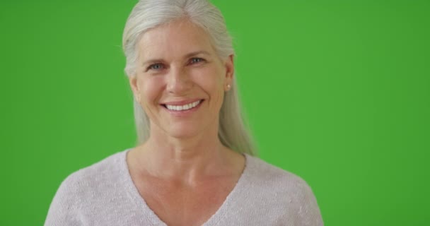 Starsza Kobieta Stojąca Zielonym Ekranie Zielonym Ekranie Klucza Lub Kompozycji — Wideo stockowe