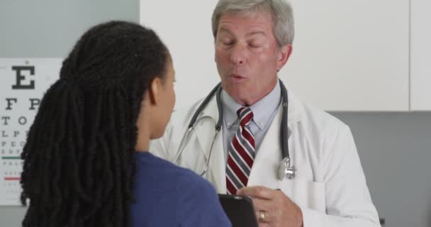 Médico Mayor Escuchando Siendo Positivo Para Paciente — Vídeos de Stock