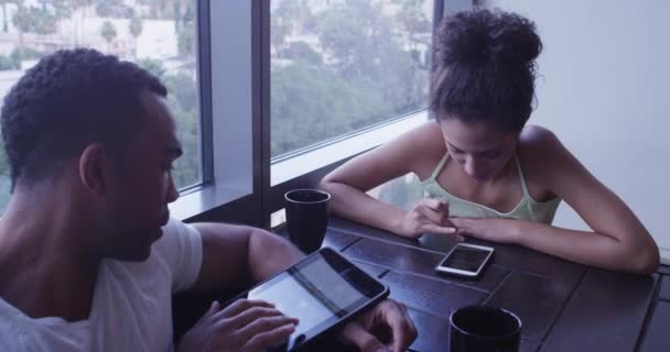 Pareja Negra Hispana Usando Smartphone Tableta Sala Estar Tomando Fotos — Vídeos de Stock