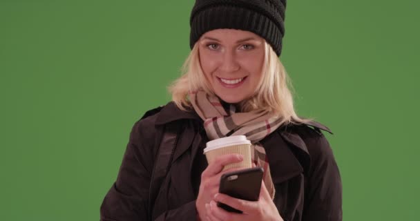 Kobieta Uśmiechnięta Kamery Zielonym Ekranie Zielonym Ekranie Klucza Lub Kompozycji — Wideo stockowe