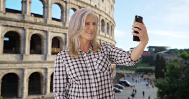 Una Donna Mezza Età Che Viaggia Roma Fotografa Colosseo Con — Video Stock