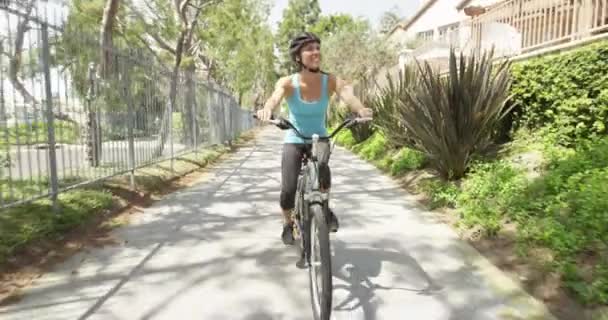 Jovem Feliz Andar Bicicleta Longo Caminho — Vídeo de Stock