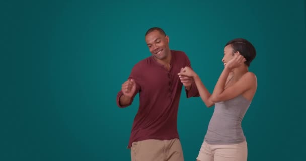 Ein Afroamerikanisches Paar Tanzt Auf Blauem Grund Ein Schwarzer Mann — Stockvideo