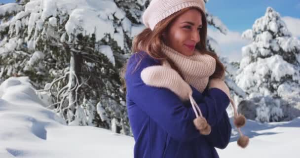 Счастливая Молодая Женщина Наслаждается Снежной Природой Приключенческая Белая Женщина Заснеженной — стоковое видео