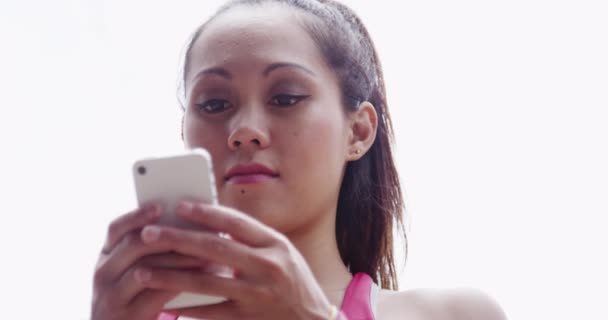 Jonge Aziatische Vrouw Rusten Texting Het Park Geschikt — Stockvideo