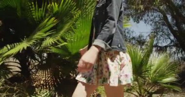 Toprak yolda yürüme çekici beyaz hippi kız
