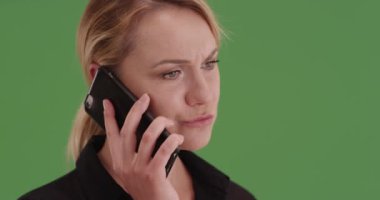 İş kadını yeşil ekranda akıllı telefondan pazarlık ediyor. Anahtar ya da birleşik olmak üzere yeşil ekranda.