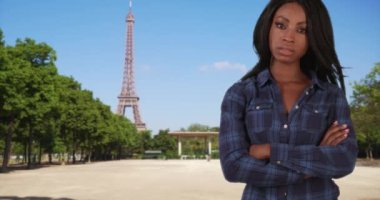 Paris 'te Eyfel Kulesi' nin yanında duran güzel Afro-Amerikalı kadın, sevgili erkek arkadaşıyla birlikte. Genç siyah erkek ekranda yürüyor ve Paris 'te kız arkadaşını kucaklıyor. 4k