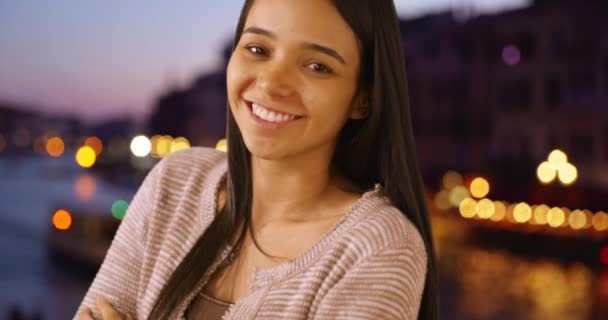 Glad Skrattande Latinsk Kvinna Står Vid Canal Grande Natten Tillfälligt — Stockvideo
