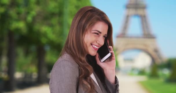 Młoda Radosna Brunetka Kończy Rozmowę Kimś Przez Telefon Komórkowy Paryżu — Wideo stockowe