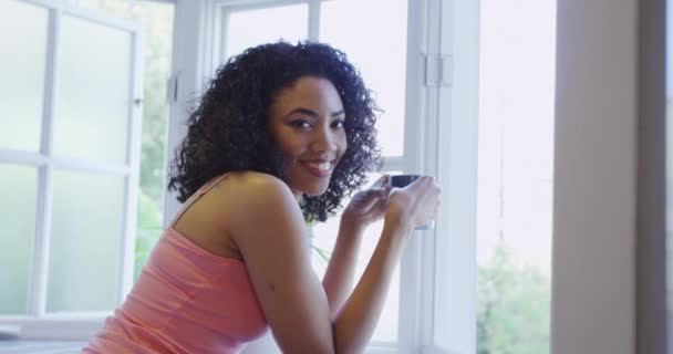 Attractive Black Woman Smiling Window Mug — ストック動画