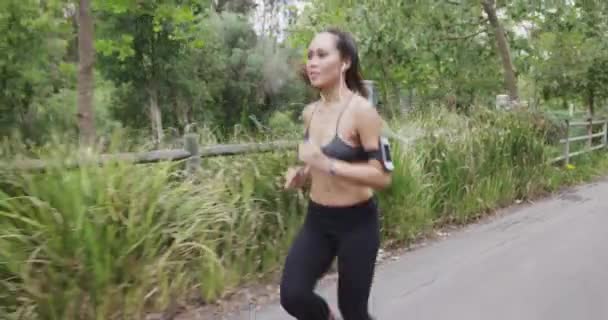 Atletická Asijská Žena Běží Poslouchat Hudbu Parku — Stock video