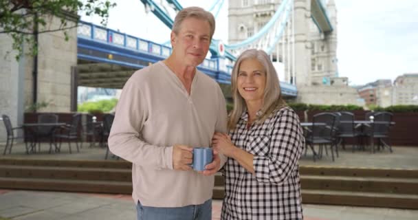Vecchia Coppia Caucasica Innamorata Stare Insieme Felicemente Vicino Tower Bridge — Video Stock