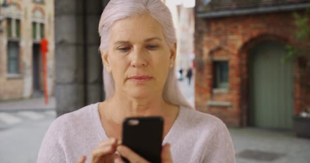 Znepokojená Dospělá Turistka Ztratila Bruggách Senior Female Uses App Mobile — Stock video