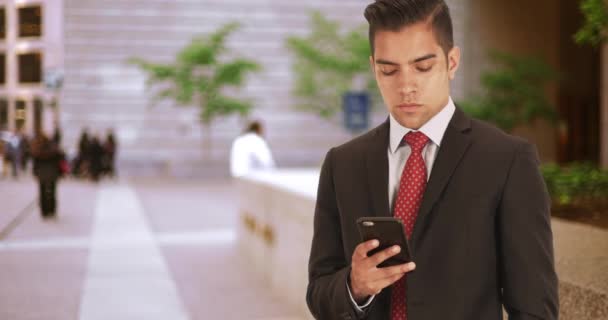 Empresario Sms Mensajes Texto Uso Las Redes Sociales Teléfono Celular — Vídeos de Stock
