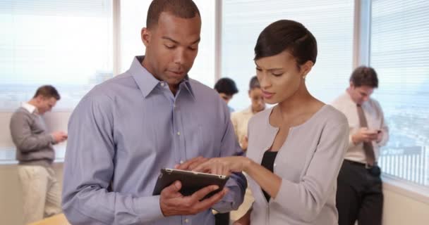 Dois Profissionais Negócios Afro Americanos Discutem Trabalho Seu Tablet Uma — Vídeo de Stock