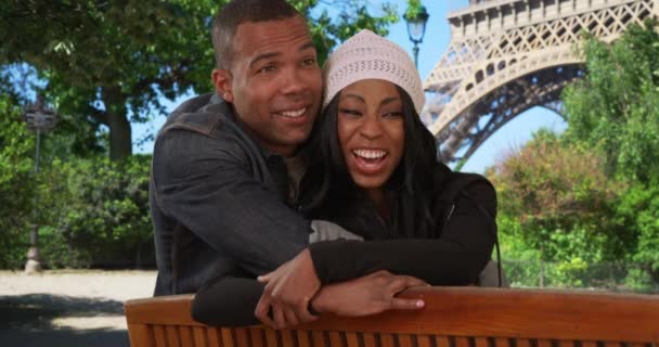 Romantikus Afro Amerikai Férfi Emberek Figyelik Eiffel Torony Közelében Boldog — Stock videók