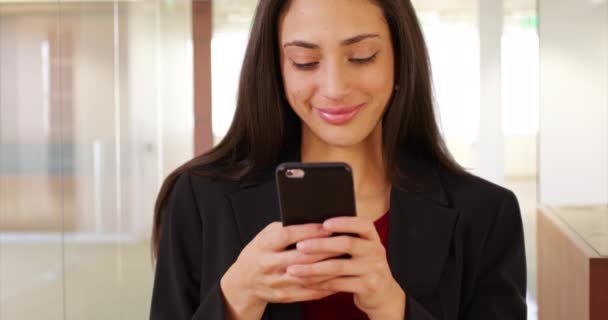 Ett Professionellt Latinakontor Sms Sin Mobiltelefon Jobbet Latinamerikansk Kontorsanställd Använder — Stockvideo
