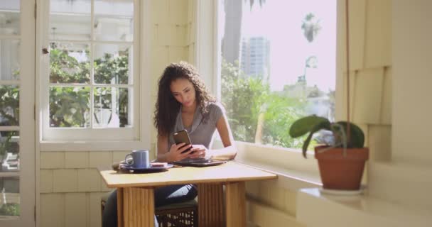 Jeune Femme Hispanique Attrayante Textos Sur Son Téléphone Portable — Video