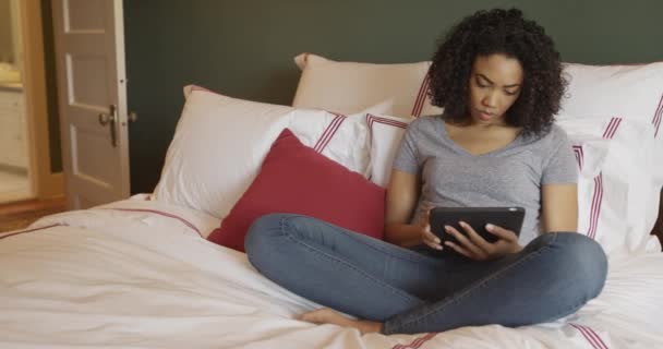 Evde Tablet Kullanan Çekici Afrikalı Kadın — Stok video