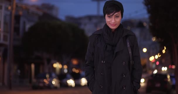 Mujer Moda Abrigo Negro Calle Urbana Ciudad Por Noche Sonriendo — Vídeos de Stock