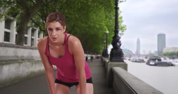 Femeie Caucaziană Obosită Uită Cameră Timp Odihnea Jogging Dimineață Femeie — Videoclip de stoc