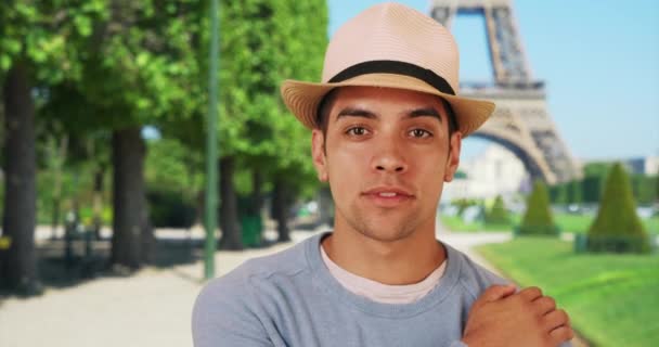 Casual Portret Van Vrolijke Aantrekkelijke Latino Mannelijke Toerist Buurt Van — Stockvideo