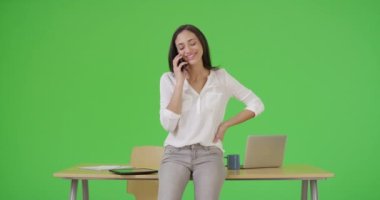 İspanyol bir iş kadını yeşil ekranda cep telefonundan bir çağrı alıyor. Anahtar ya da birleşik olmak üzere yeşil ekranda.