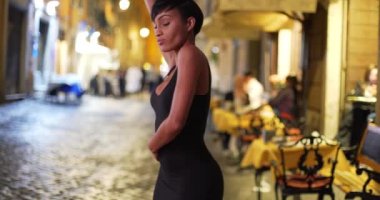 İtalyan, Roma 'da bir sokakta şehvetli hareketlerini gösteren Afro-Amerikalı bir bayan dansçı. Roma 'da geceleri zarif bir şekilde dans eden seksi siyah kadın. 4k