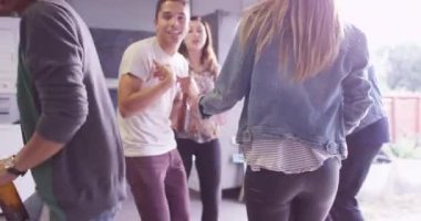 Havalı bir garaj partisinde dans pistinde dans eden bir grup etnik genç hippi.