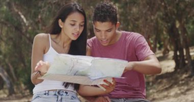 Meksikalı çift açık havada harita okuyor.