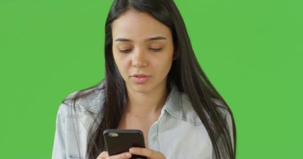 Una Joven Usa Teléfono Inteligente Para Enviar Mensajes Texto Sus — Vídeo de stock