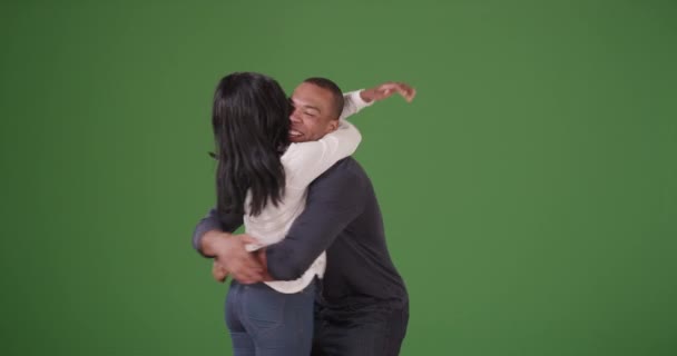 Çift Tanışıyor Yeşil Ekranda Mutlu Bir Şekilde Kucaklaşıyorlar Anahtar Birleşik — Stok video