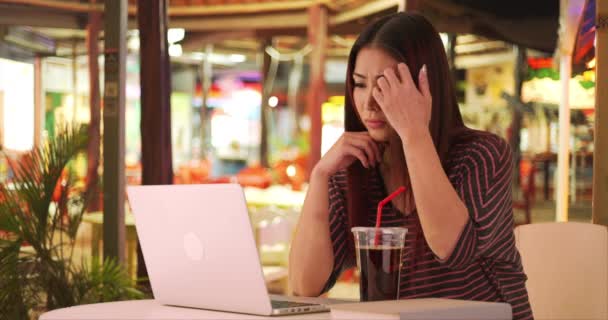 Asijské Žena Pomocí Přenosného Počítače Restauraci — Stock video