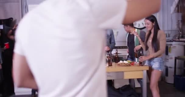 Група Молодих Веселощів Люблять Десятків Вечірок Кухні Тостів Дружби Щастя — стокове відео