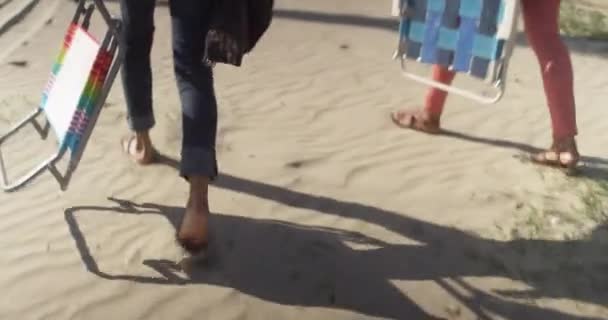 Κοντινό Πλάνο Χειρός Εντοπισμό Shot Των Μαύρων Γυναικών Πόδια Περπάτημα — Αρχείο Βίντεο