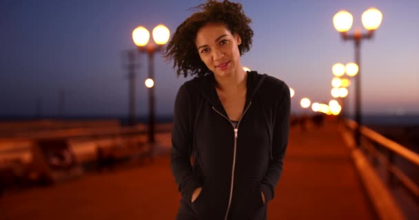 Güzel Siyah Kadın Iskelede Duruyor Bekar Zenci Kadın Portresi Okyanustan — Stok video